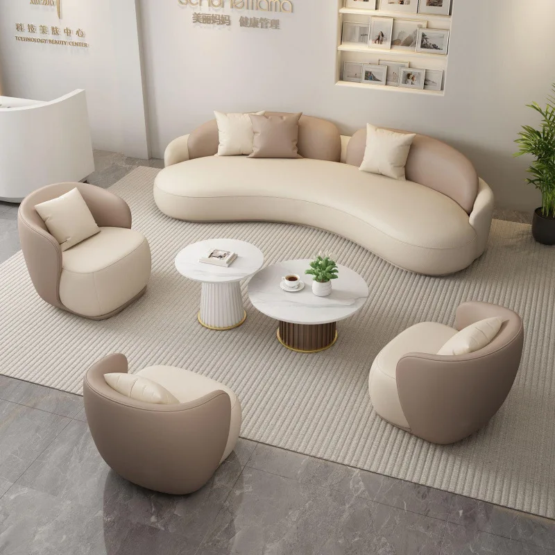 Divano dell'hotel, divano artistico in pelle curva di lusso leggero, pelle antigraffio per gatti, set di riposo per salone di bellezza, combinazione di divani e tavolini da caffè