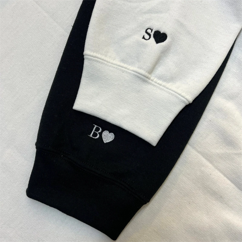 Sudaderas con capucha de pareja a juego personalizadas, sudadera bordada con capucha de corazón inicial de aniversario de boda personalizada, regalos para ella/la