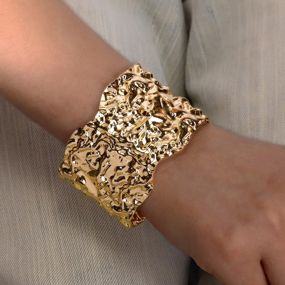 Bracciale rigido classico con texture antirughe color oro per donna Bracciale con polsino squisito Ornamento a mano in acciaio inossidabile Gioielli punk