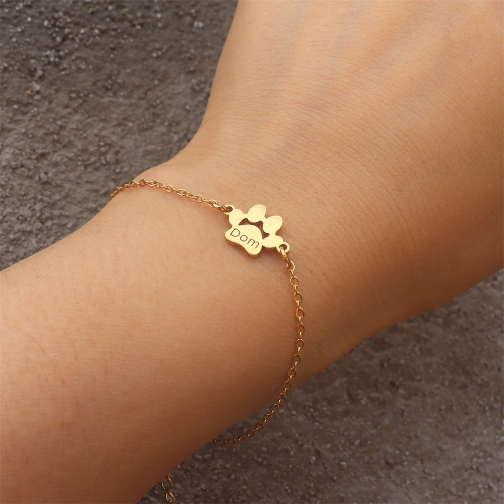 CUSTOM Dog PAW พิมพ์สร้อยข้อมือสแตนเลสส่วนบุคคลสัตว์เลี้ยงเครื่องประดับแกะสลักหลายชื่อสร้อยข้อมือของขวัญสําหรับสตรี