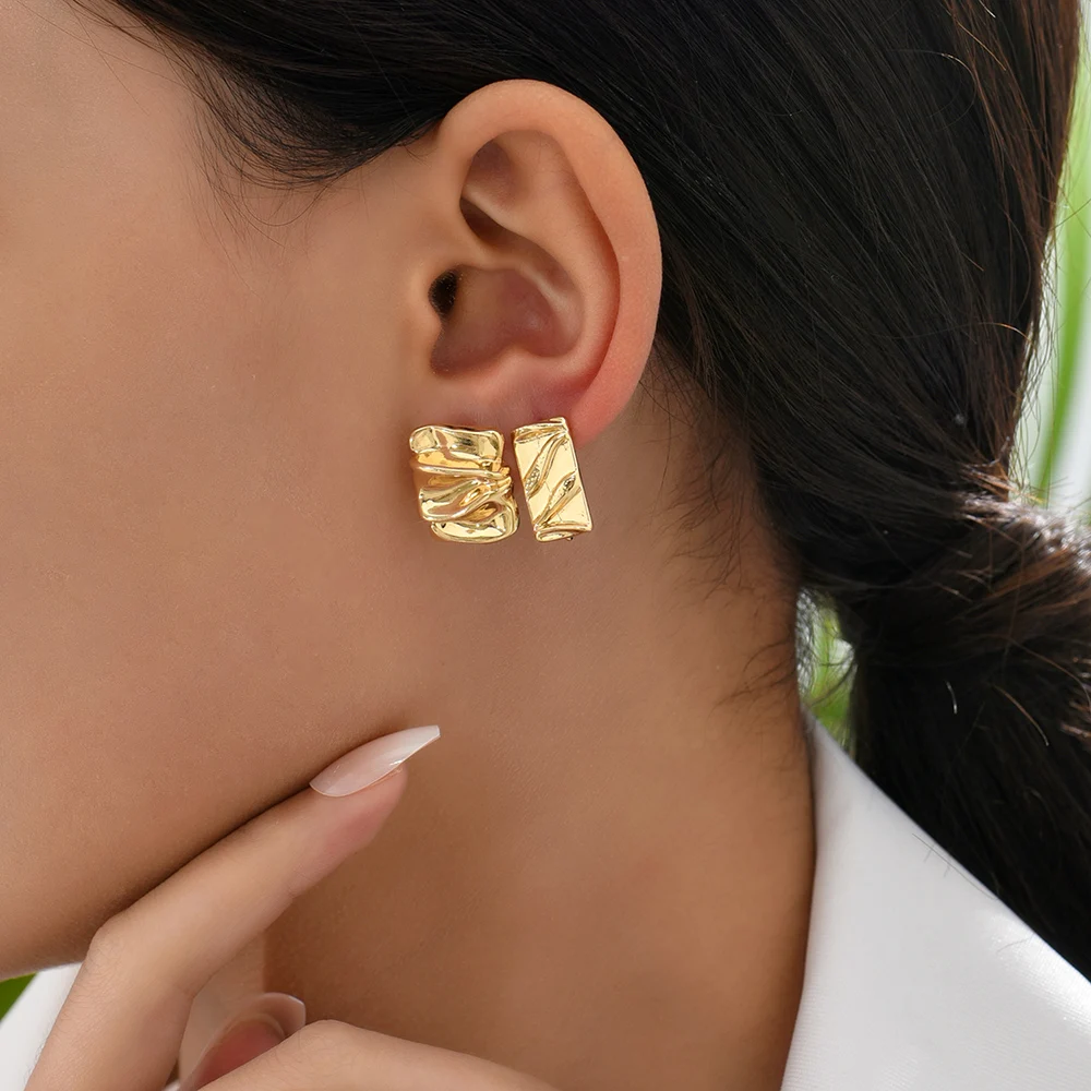 Orecchini a bottone piccoli lucidi quadrati placcati in oro punk per regali di gioielli per l'orecchio penetranti alla moda in metallo pieghettato geometrico delle ragazze delle donne