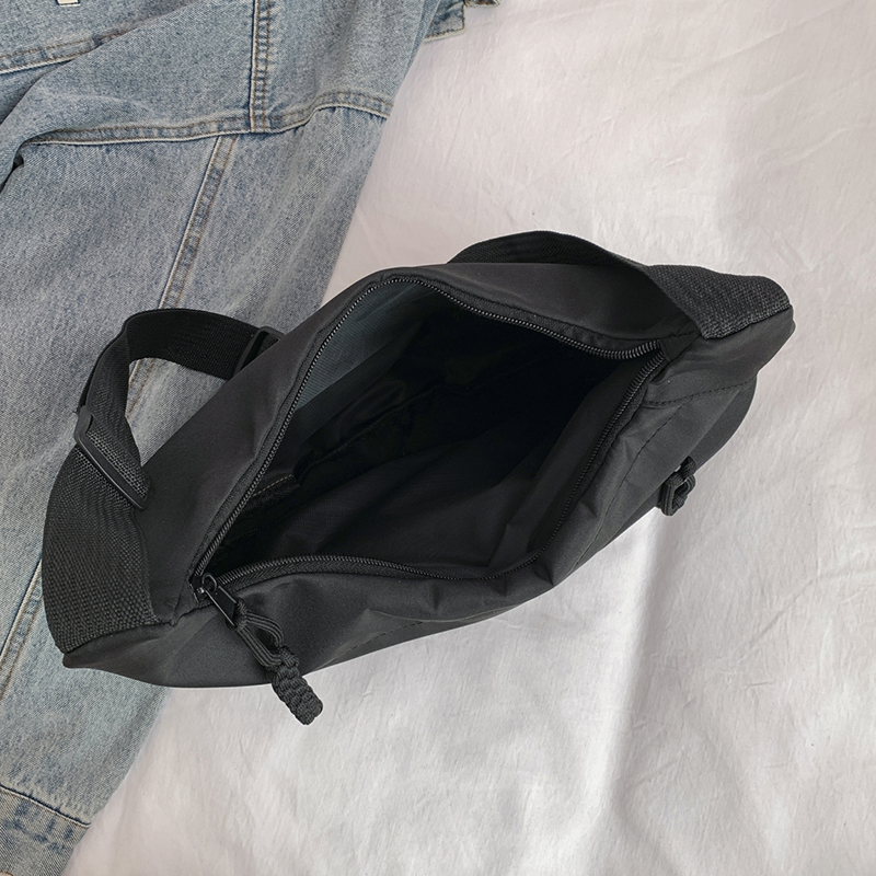 Torebka crossbody dla kobiet w nowym stylu, modna mini uliczna mała torba na ramię, lekka i zapinana na jedno ramię.