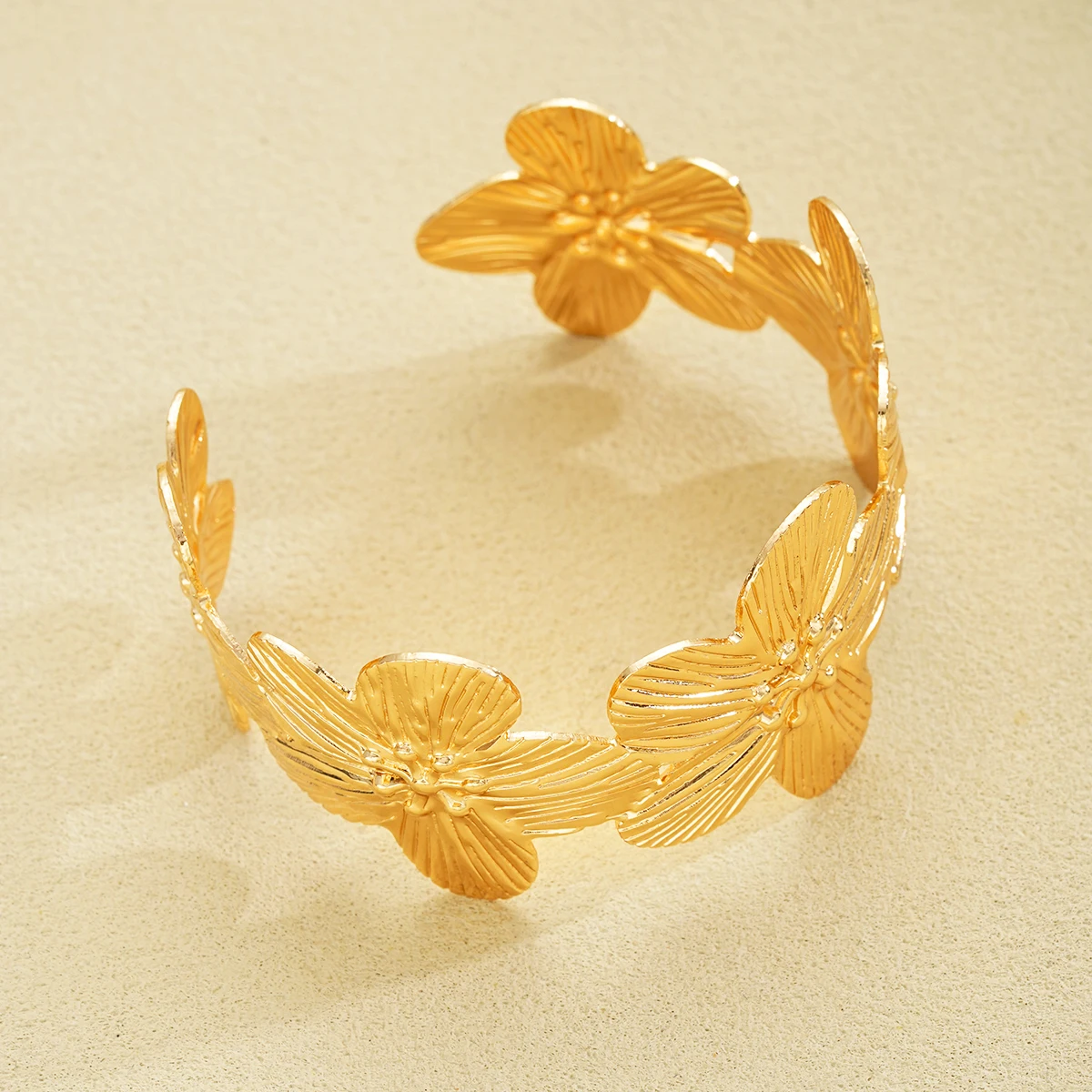Braccialetti con apertura regolabile con fiori di alta qualità per le donne Braccialetti larghi con polsino largo color oro geometrico Gioielli per feste di nozze di moda