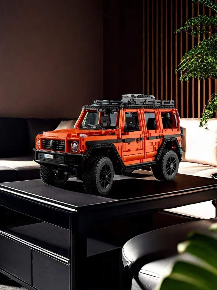 Lego Mechanical Group 42177 is a Mercedes Benz G 500 model suitable for players aged 18 and above to assemble
