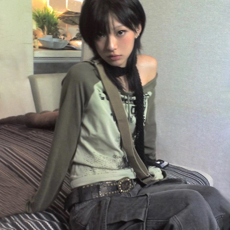 Karrram ญี่ปุ่น Y2k ปิดไหล่เสื้อยืด Grunge สุนทรียศาสตร์ Graffiti พิมพ์เสื้อแขนยาว Tee เสื้อ Vintage Harajuku Streetwear 90s
