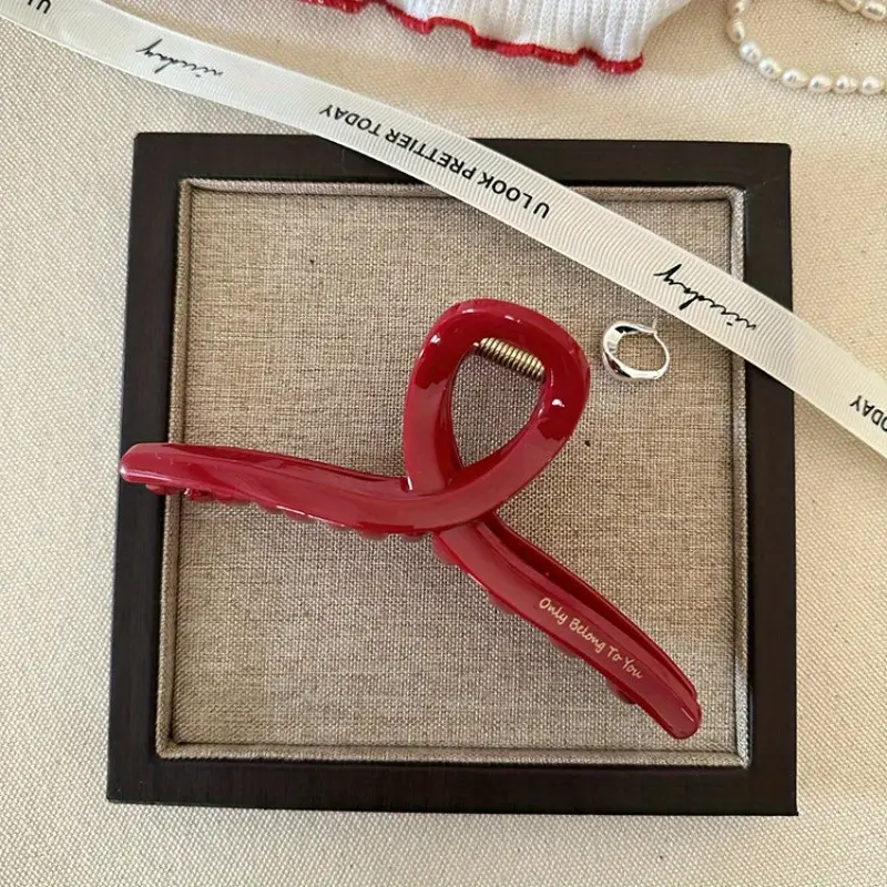 Grampo de cabelo vermelho grande e elegante, com letras francesas e enfeite dourado - lindo prendedor de tubarão em PVC, adequado para cabelo de placa da moda