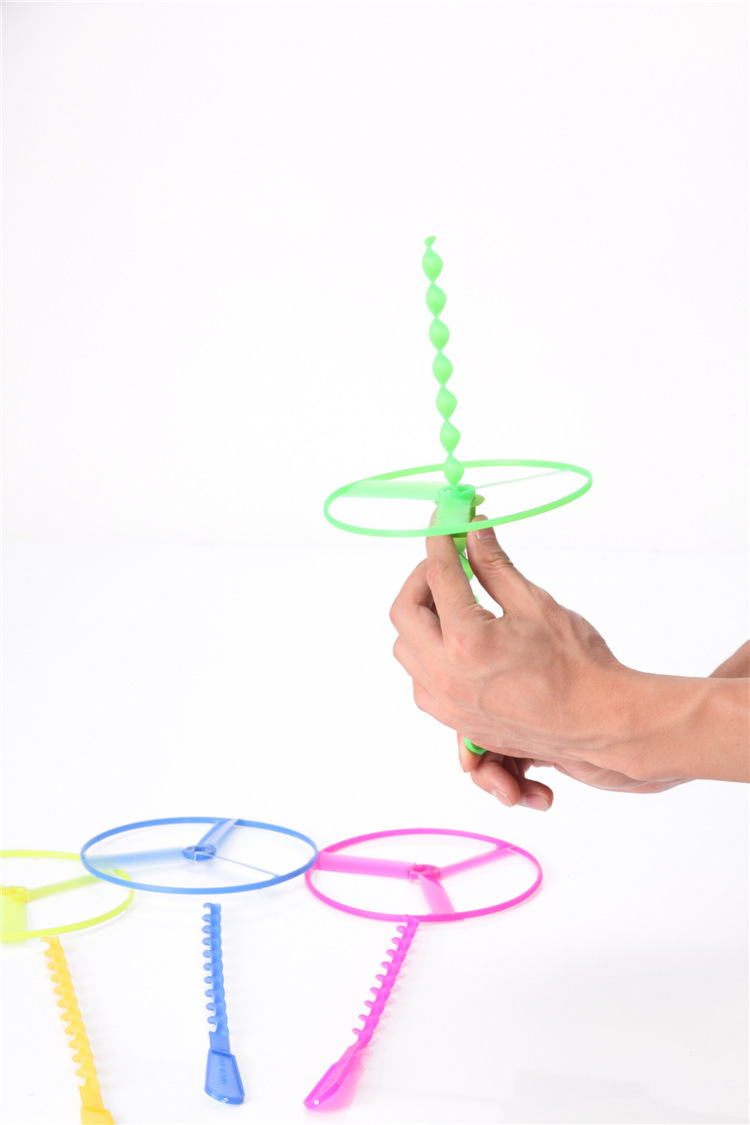 10 pçs trocas voadoras torcidas cores sortidas helicópteros ao ar livre bambu libélula alça de plástico brinquedo ufo fada disco voador