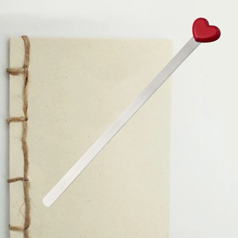 Segnalibri in metallo con cuore d'amore in nastro rosso dal design semplice e alla moda. Bellissimo regalo segnalibro creativo di alta qualità