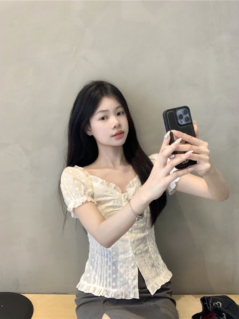 Csa Fena de Verão com Manga Curta Bufante, Renda Bordada, Ombro Único, Ajuste Slim, Estilo Casual para o Dia a Dia, De...