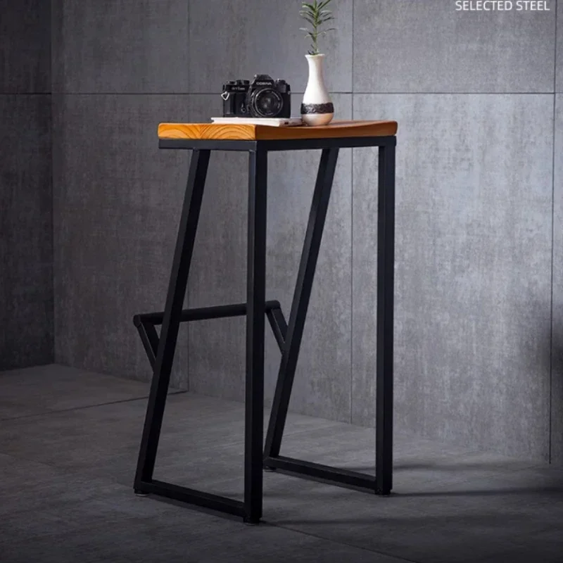 Silla minimalista de barra de hierro con base alta, asientos de madera maciza, asientos de mostrador, muebles de restaurante con soporte de carga estable, taburetes de cocina