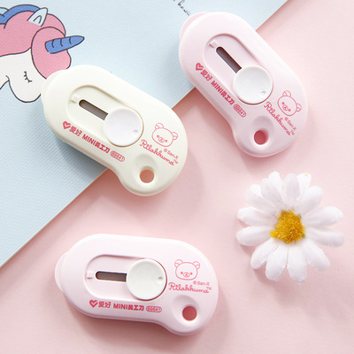 2Pcs AIHAO 69641 Mini Retractable Rilakkuma มีดยูทิลิตี้กล่อง Letter เครื่องตัด Kawaii นักเรียนสำนักงานเครื่องเขียนแบบพกพา