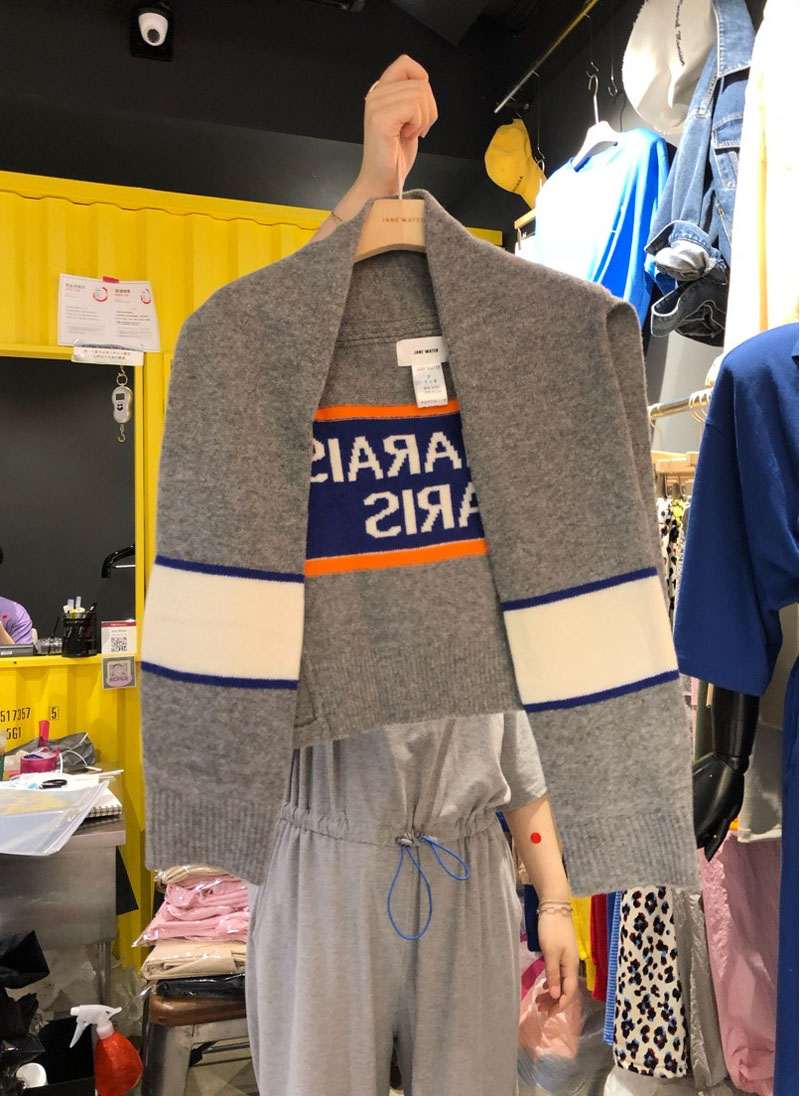 ファッショナブルなニットカラーブロックスカーフショルダーラップ女性の上着甘いトップトレンディな綿生地レギュラー丈春 2024