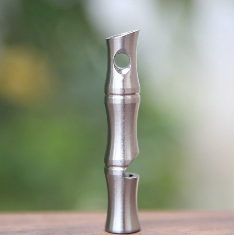 นกหวีดสเตนเลสสตีลน้ำหนักเบาพร้อมโซ่54มม. นกหวีดช่วยชีวิตแบบฉุกเฉินสำหรับออกค่ายกลางแจ้ง