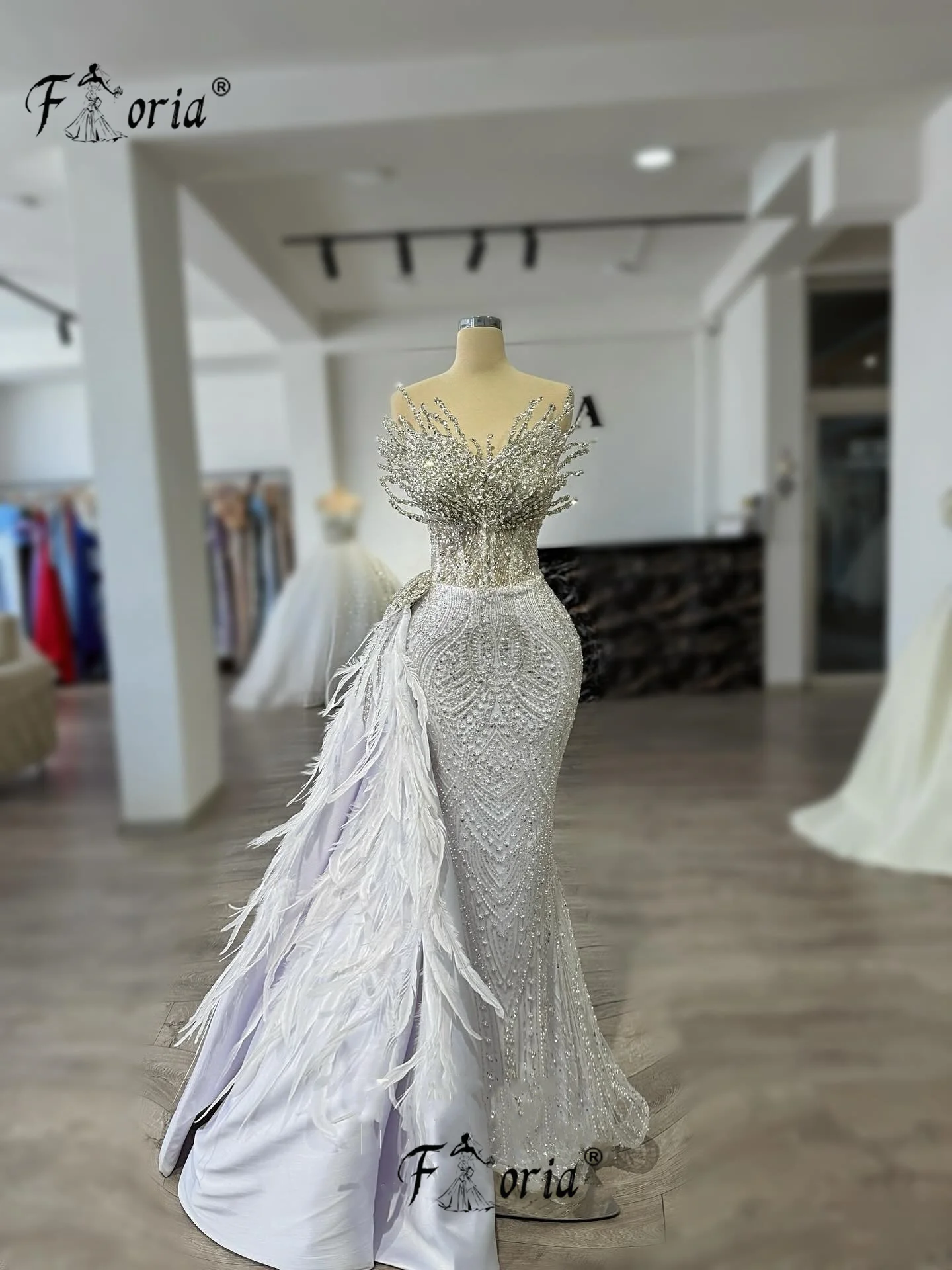 Wunderschönes, perlenbesetztes, elfenbeinfarbenes formelles Partykleid mit seitlichem Schleppe aus Kunstleder, Kristall-Meerjungfrau-Abend-Hochzeitskleider, Robe de Soiree, individuell anpassbar