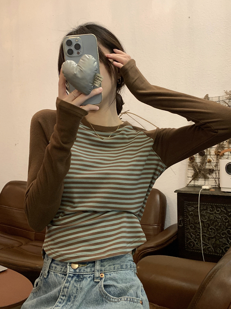 レトロブラウングリーンストライプ長袖ベースシャツ女性の秋冬ベルベット Tシャツ不規則なショートトップ重ね着インナーウェア
