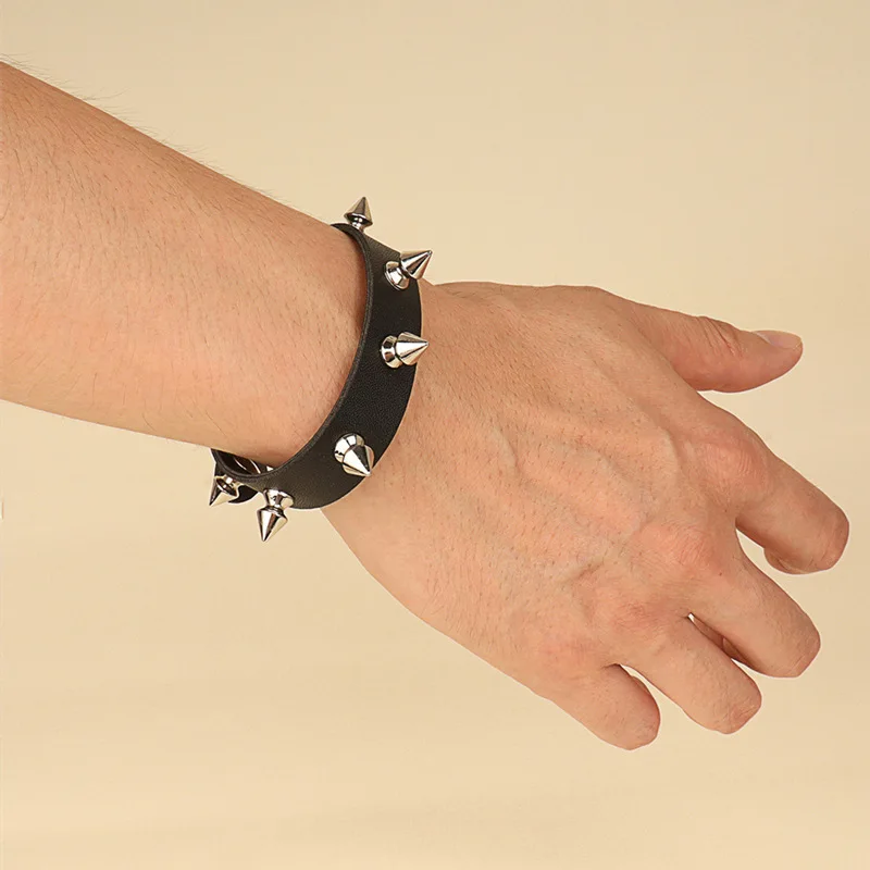 Bracciale punk per uomo donna - Polsino gotico in pelle nera con borchie in metallo - Bracciale rigido con rivetti a punta regolabile