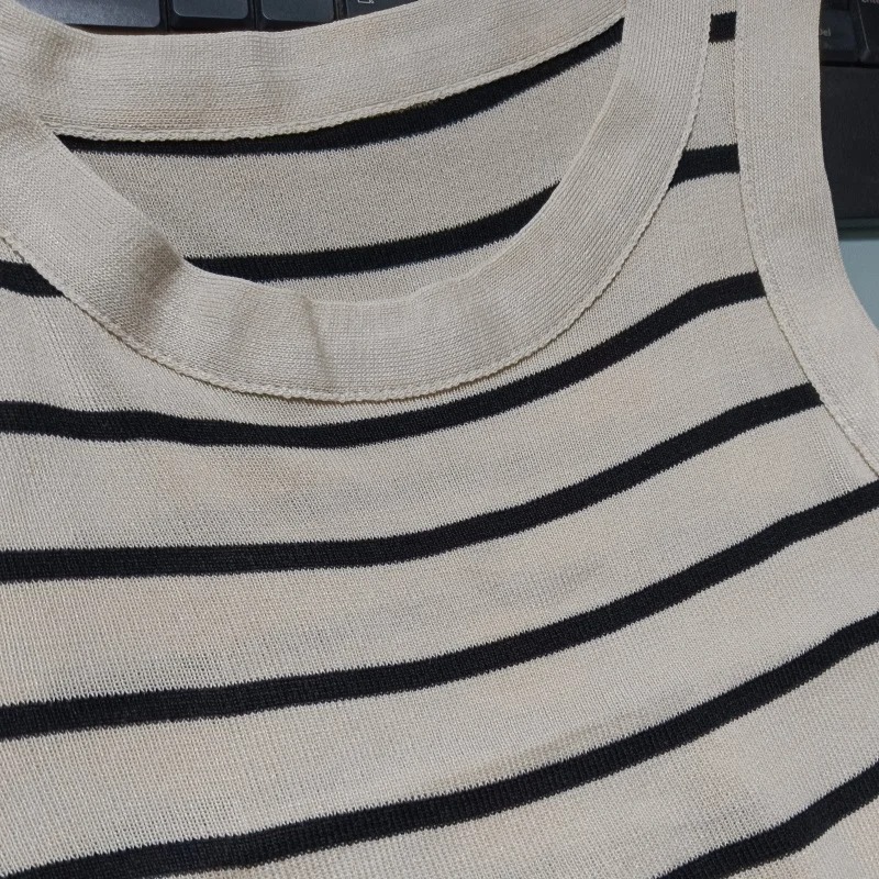 Il nuovo gilet da donna indossa una camicia estiva senza maniche in maglia corta con temperamento a bordo largo a righe