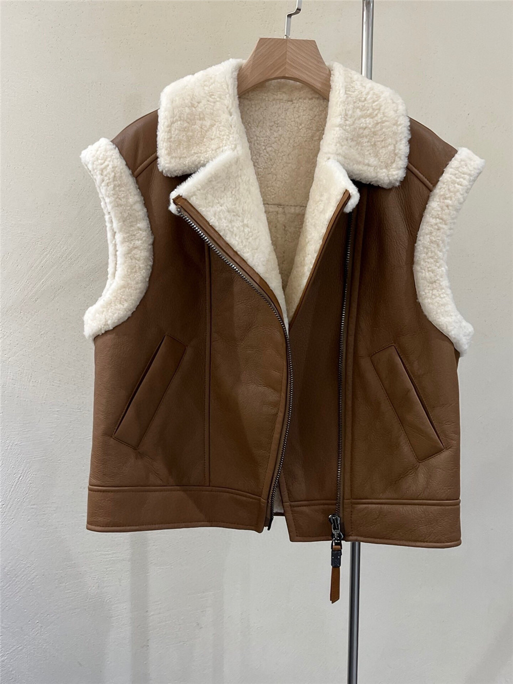 女性のための本革の毛皮のベストコート,bcラペルジッパー,暖かいラムファー,ノースリーブのアウター,新しい秋冬,2022