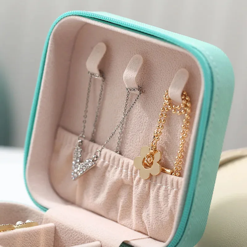 Mini scatola portaoggetti per gioielli Custodia portatile per orecchini da viaggio per la casa Custodia per collana per donna Organizzatore per anelli Vetrina in pelle PU