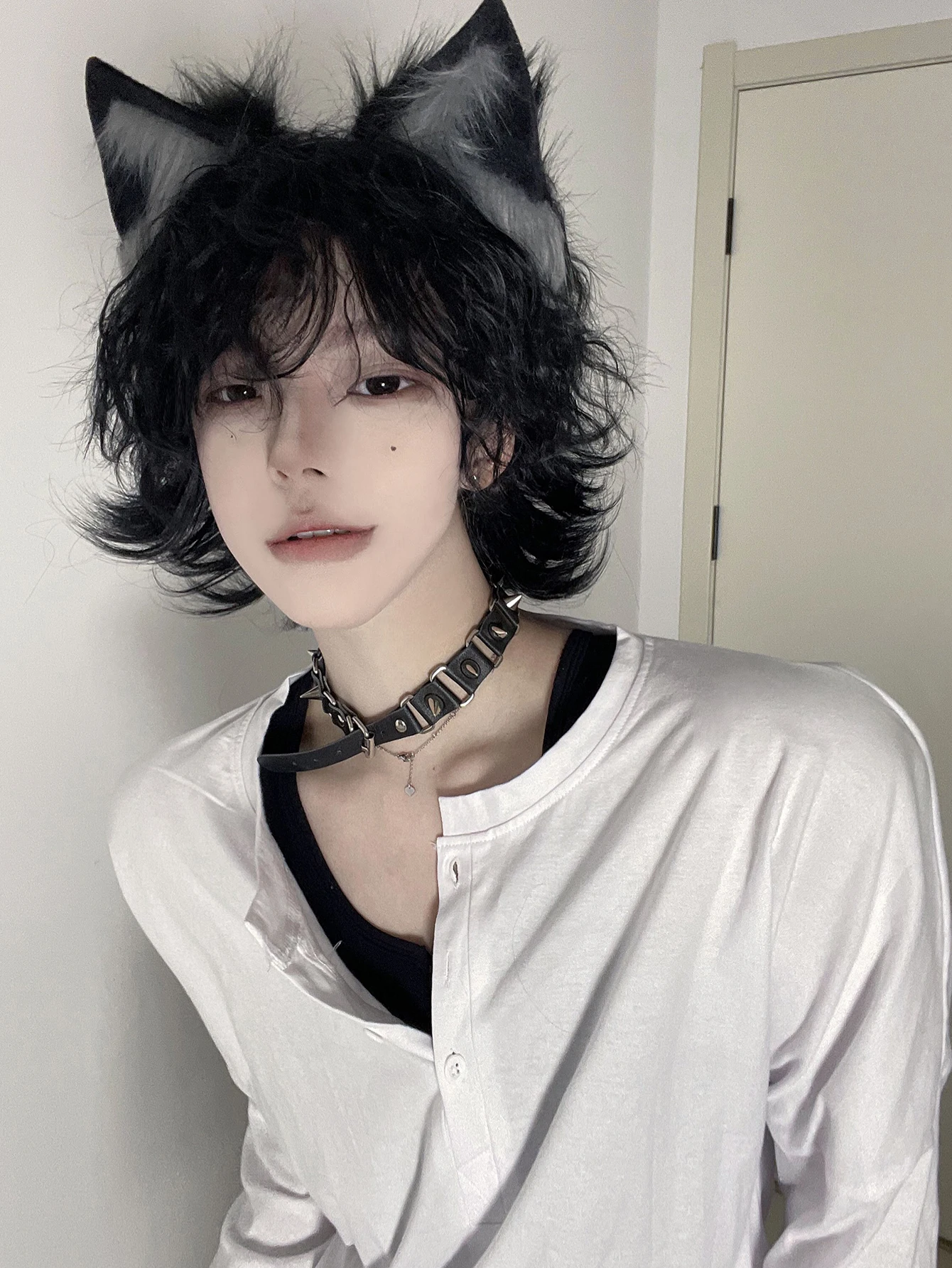 男性と女性のための人工ウィッグ,自然なウェーブのかかった髪,美しいかつら,黒い色,毎日のコスプレ,耐熱性,12インチ