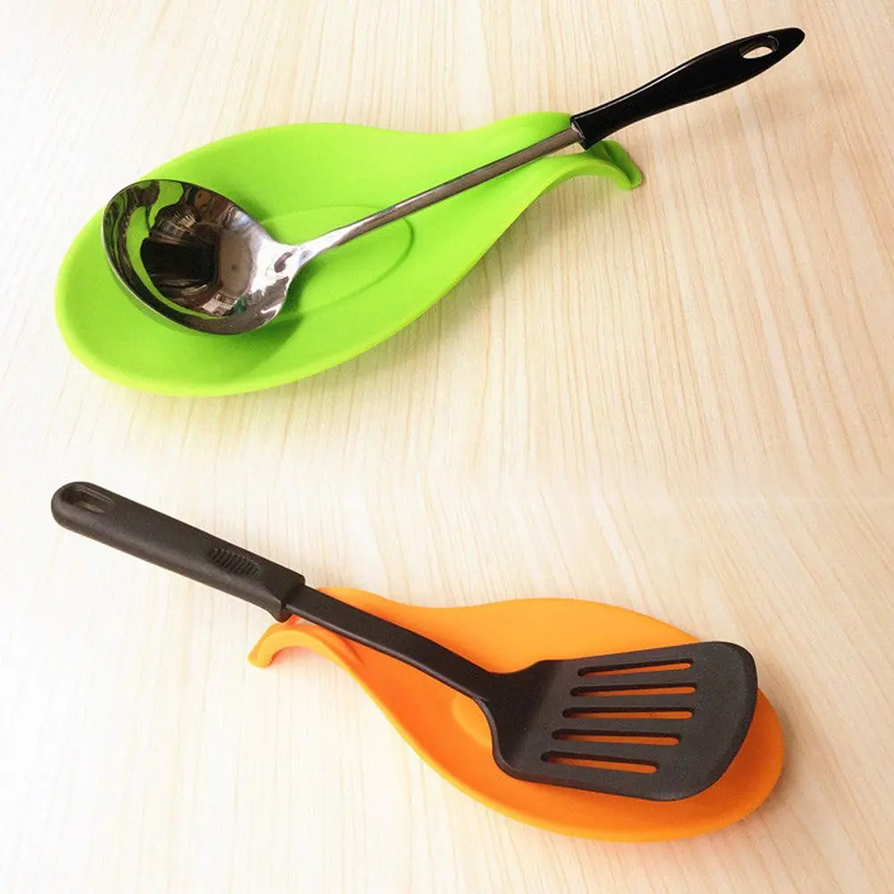 1 pz Spatola Strumento Cucchiaio Zerbino Frullino per le uova Gadget Da Cucina Piatto Supporto Pad In Silicone Isolamento Tovaglietta Cucchiaio Resistente Al Calore