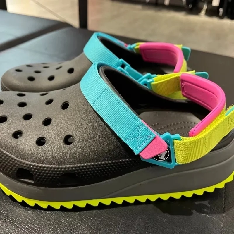 Sepatu Lubang Keren Sepatu Pria dan Wanita Pasangan Bernilai Tinggi Mode Serbaguna Penambah Tinggi Badan Sandal Pantai Keren Hadiah Warna-warni