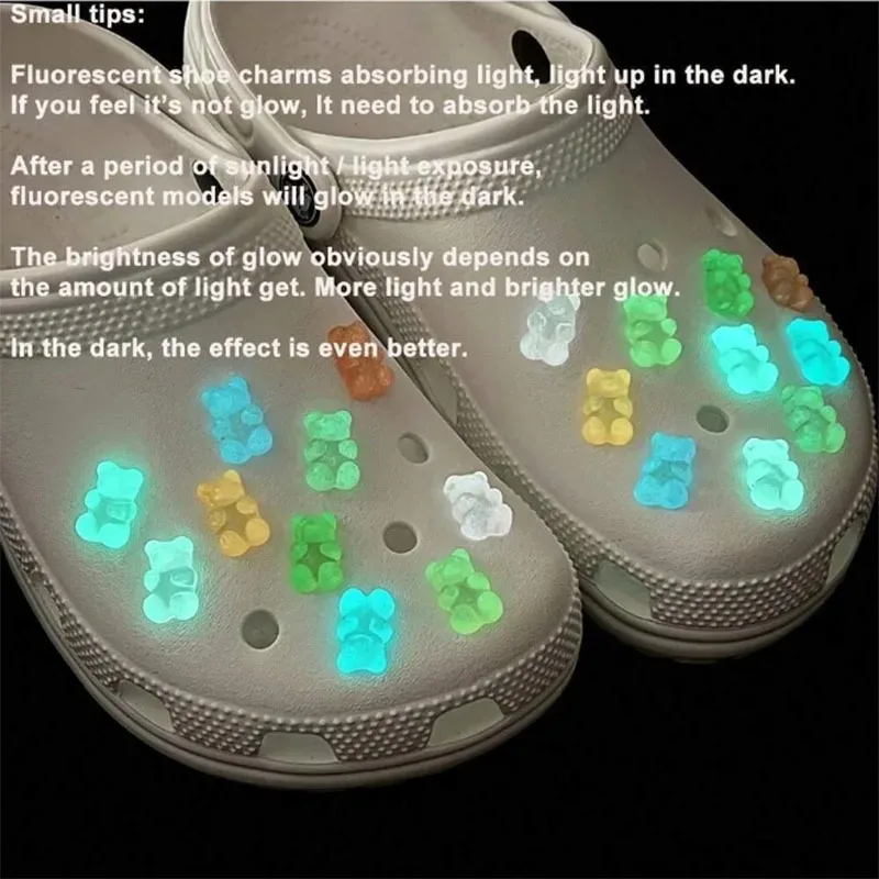 10/20pcs GLOW ใน Dark หมีน่ารักรองเท้า Charms-Luminous DIY รองเท้าผ้าใบตกแต่งสําหรับรองเท้าและรองเท้าอุปกรณ์เสริม Luminous