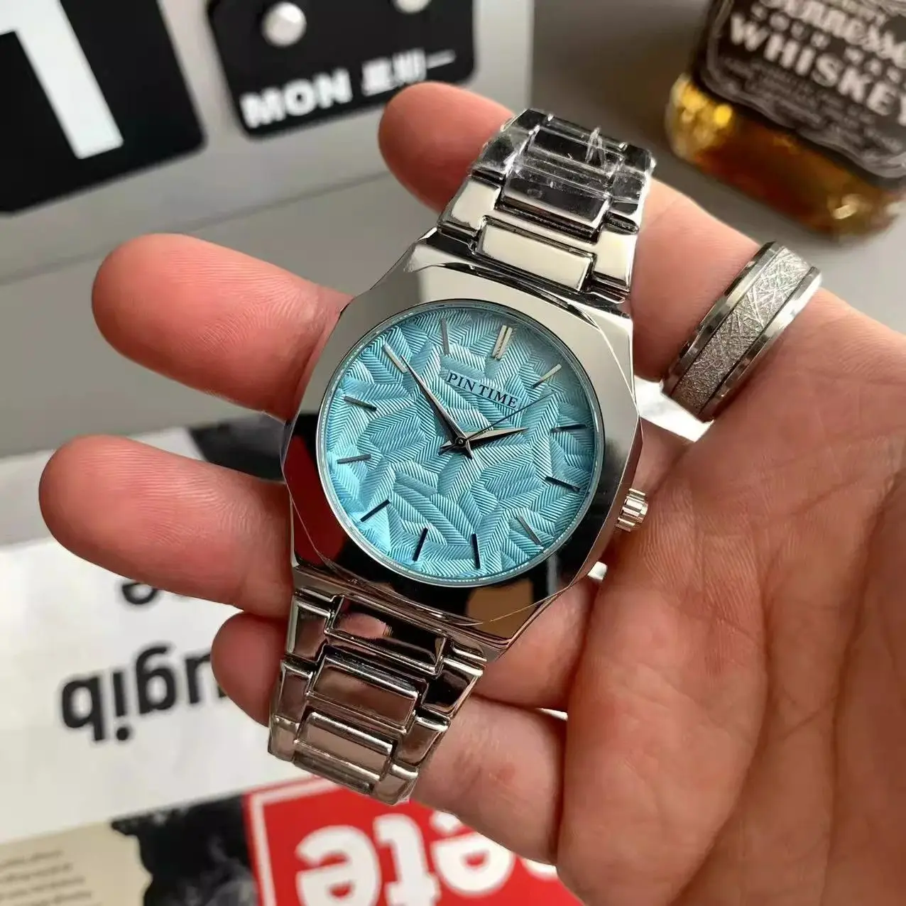 Relógio masculino casual de moda de dopamina quadrada cor em relevo padrão de folha relógio de banda de aço altamente à prova d'água