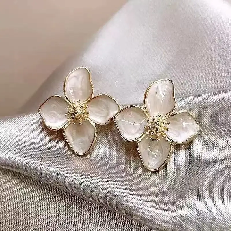 La nueva colección Primavera/Verano 2025 de pendientes de mujer con estampado floral exquisitos y modernos es el regalo perfecto para cortar