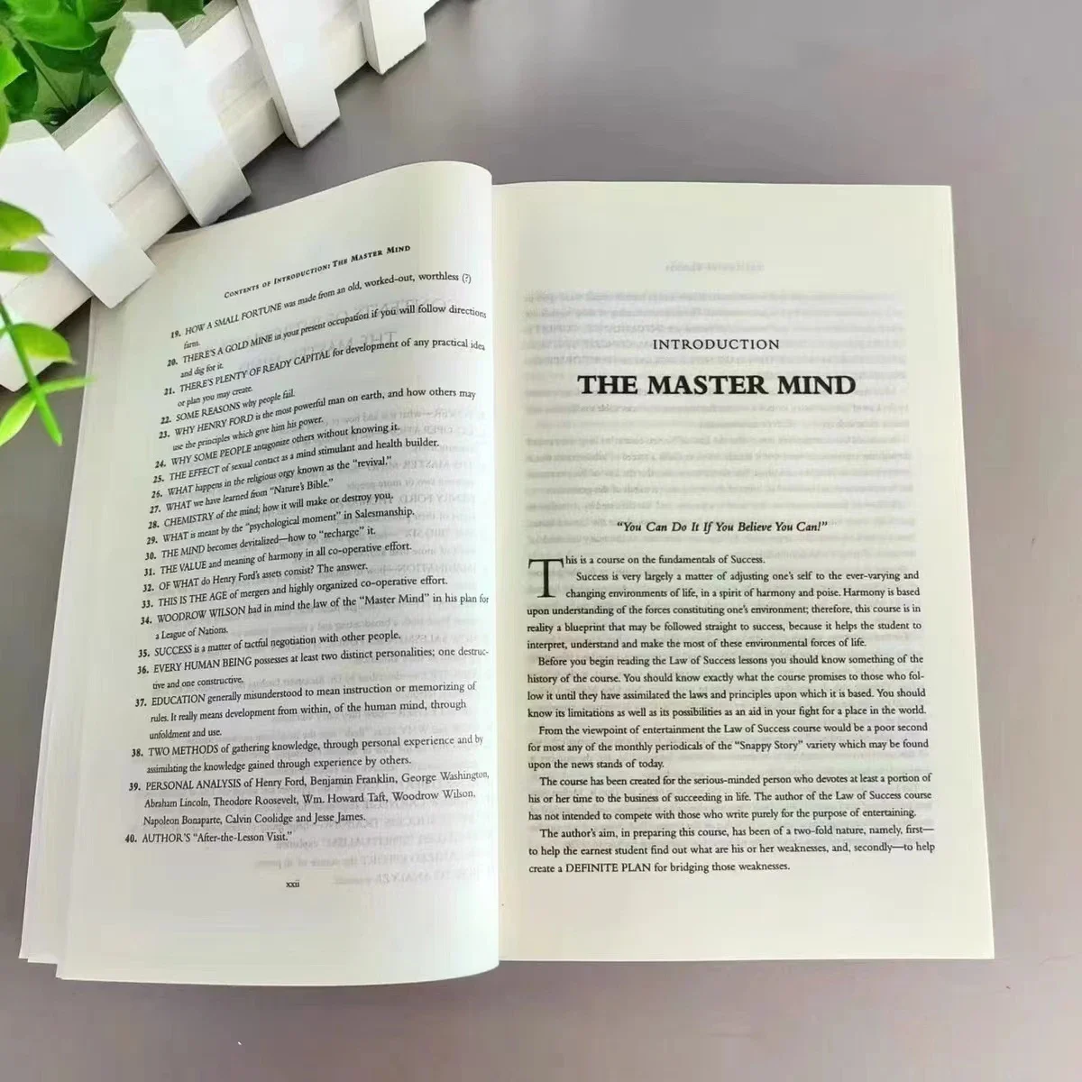 หนังสือ 2 เล่มที่ตั้งโดย Napoleon Hill Think And Grow Rich และกฎแห่งความสําเร็จในการอ่านหนังสือสําหรับผู้ใหญ่