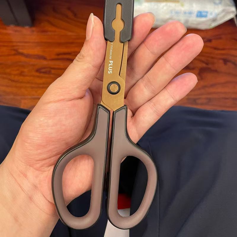 Japanese PLUS scissors, titanium-plated anti-adhesive household scissors with protective cover, portable and labor-saving for st