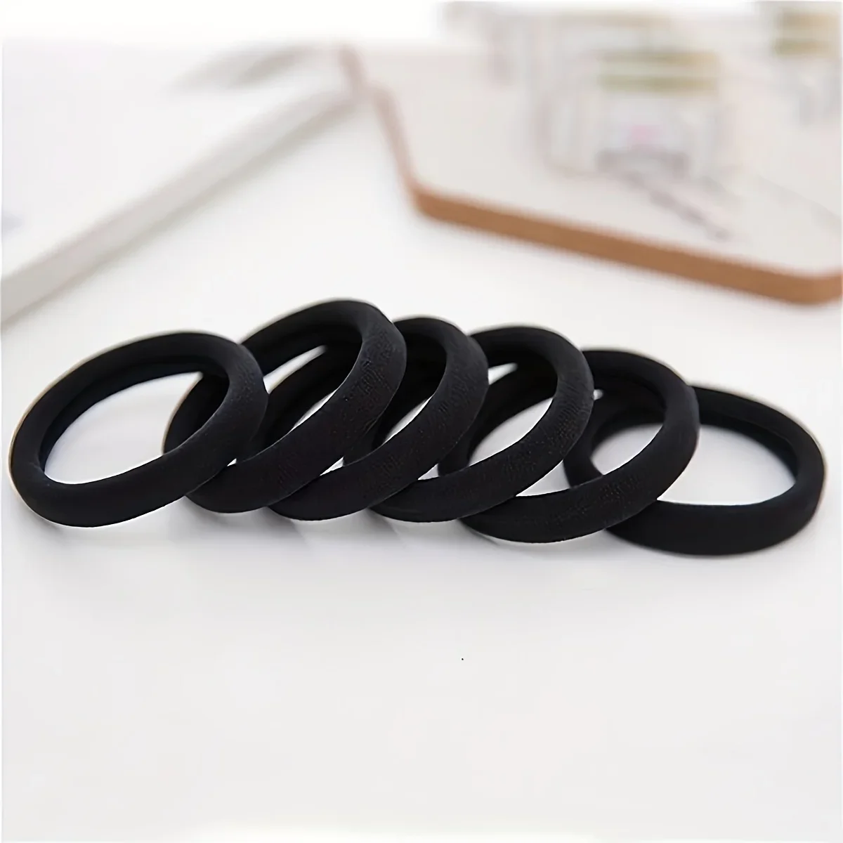 Fascia 50 pezzi in gomma tinta unita ad alta elasticità, accessori per capelli semplici e alla moda. Scelta regalo ideale per donne e ragazze