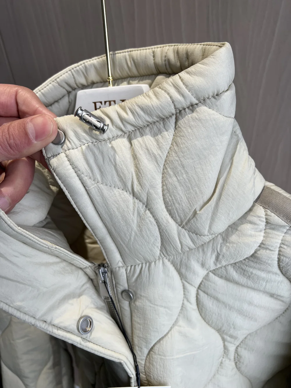 Casaco acolchoado para mulheres ETJ 2025 JACKET QUILTED COM TIES novo bege cordão gola alta bolso clipe jaqueta de algodão para mulheres