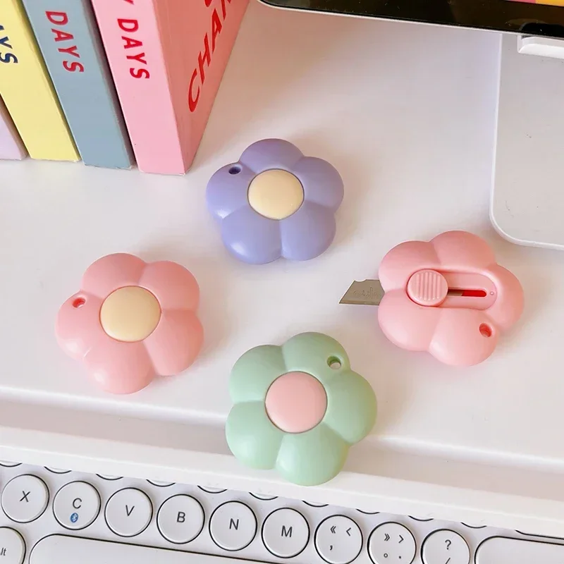 Mini pratici coltelli multiuso Fiori Kawaii Taglierina di carta Buste retrattili Apri coltello da tasca portatile Forniture per ufficio
