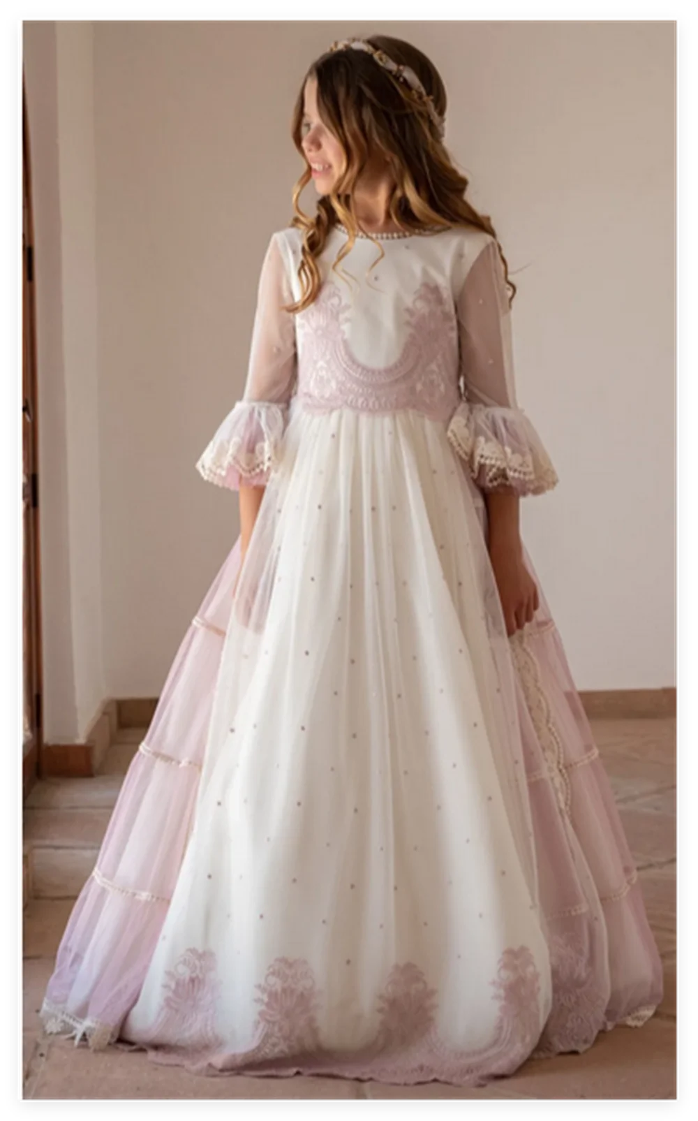 ชุดเดรสดอกไม้สีขาวชีฟอง A-Line กระโปรง Appliques แขนยาวสําหรับงานแต่งงานวันเกิดอย่างเป็นทางการ First Communion Gowns