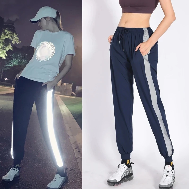 การมองเห็นสูงสะท้อนแสงการถ่ายเทความร้อนไวนิลม้วนสีเทาฟิล์มสะท้อนแสงสําหรับถนน Night Warning Strip DIY ออกแบบเสื้อยืด