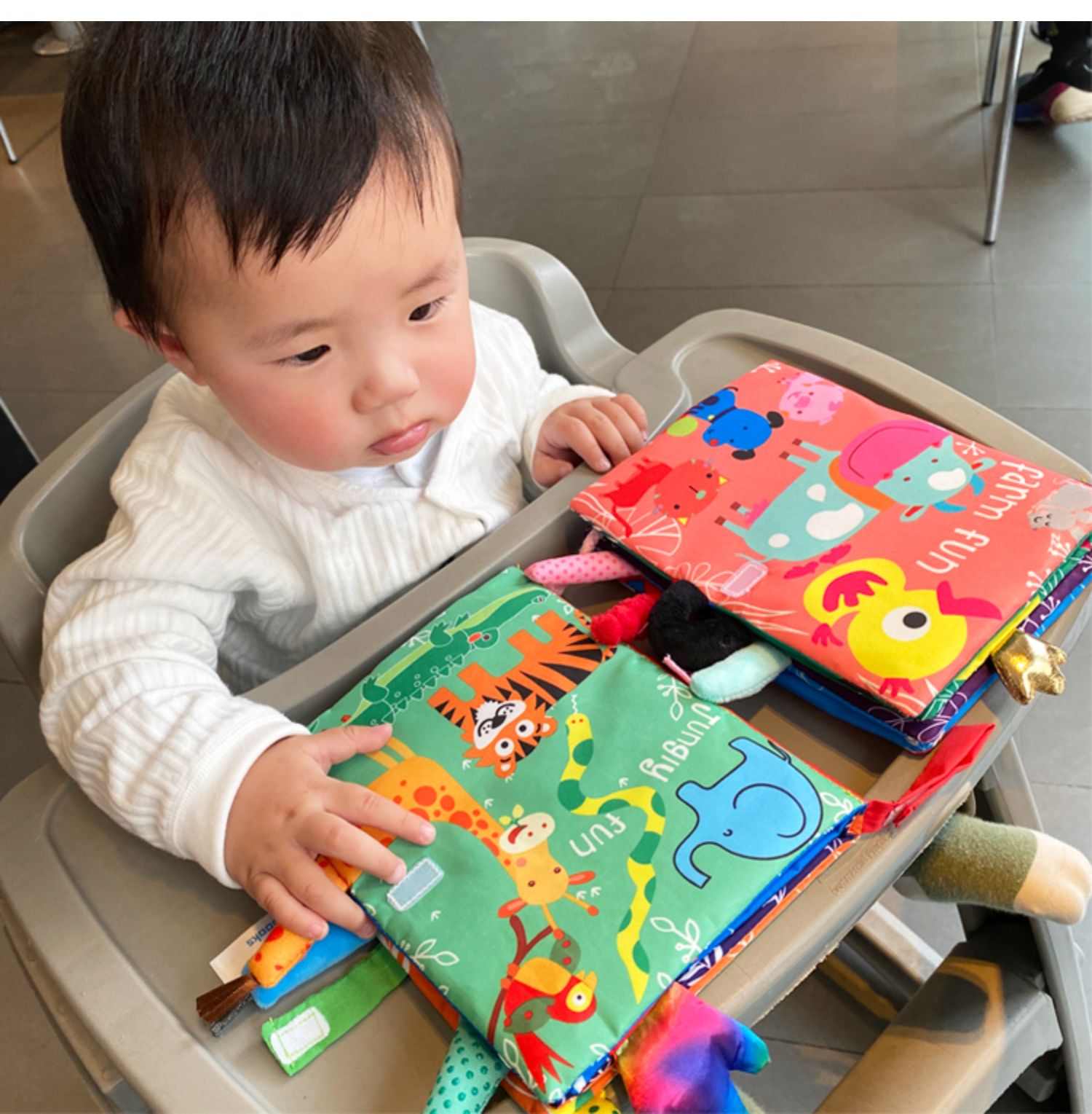 赤ちゃんのおもちゃ新生児のアクセサリー教育ゲーム黒と白の赤ちゃんのおもちゃ動物の布の本6〜12か月