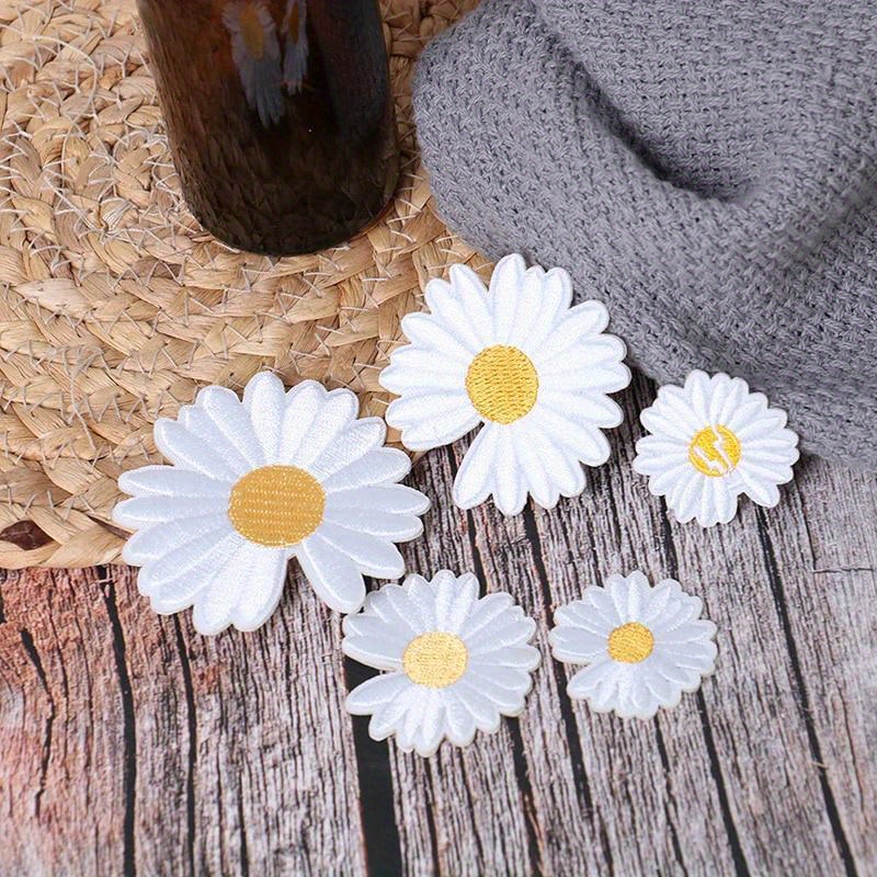 5 Stück DIY kleine Sonnenblume Gänseblümchen Stickerei Patches für Kleidung Eisen auf Kleidung Aufkleber Streifen Aufbügeln Applikation Loch Reparatur