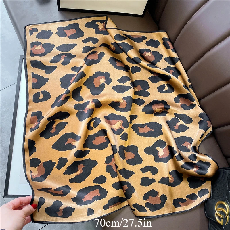 70 cm Luipaardprint Zijden Sjaal voor Vrouwen Imitatie Zijden Sjaals Modieuze en Veelzijdige Hoofddeksels Kleding Vierkante Sjaal