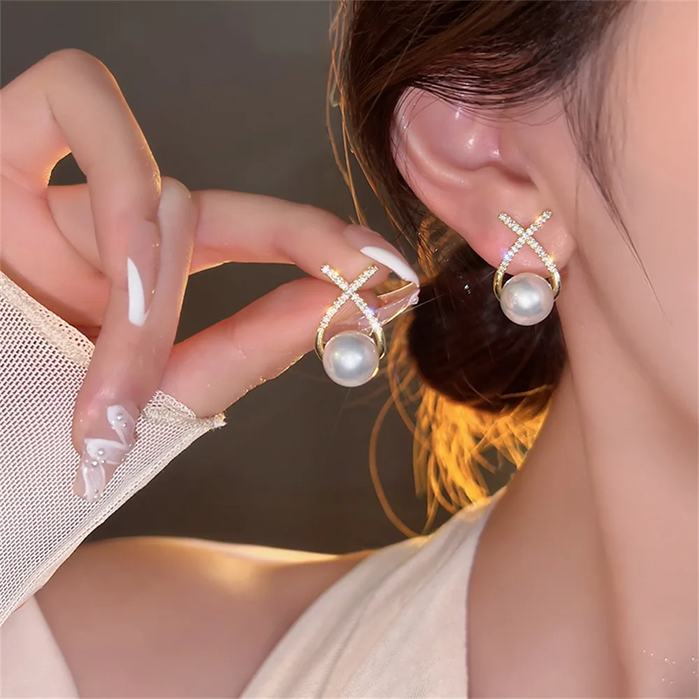 Orecchini di perle coreane con strass di cristallo lucido per gioielli da donna con orecchini a bottone a forma di cuore con fiore micro pavimentato artigianale