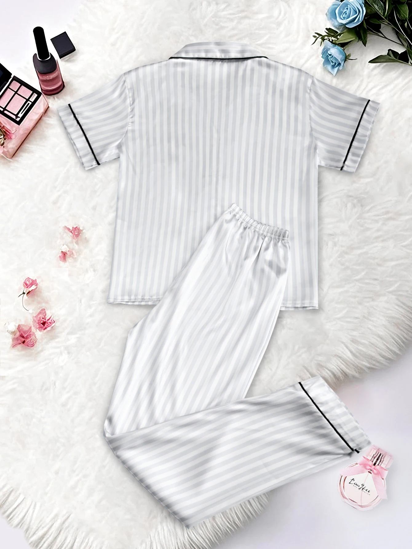 Conjunto de pijama clássico listrado com estampa de bolso e letras de manga curta e calças compridas, roupa de dormir de cetim com gola de lapela e detalhes de botão
