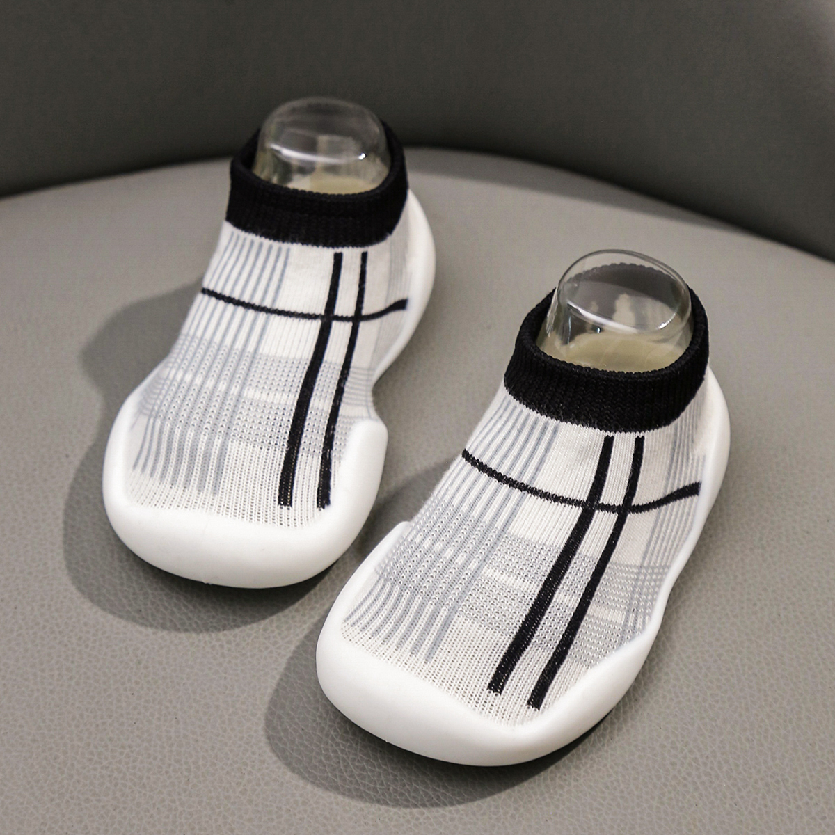 Yibubu bébé chaussures intérieur à semelles souples antidérapant enfant en bas âge chaussures maille respirant chaussettes de sol mode chaussettes mignonnes chaussures