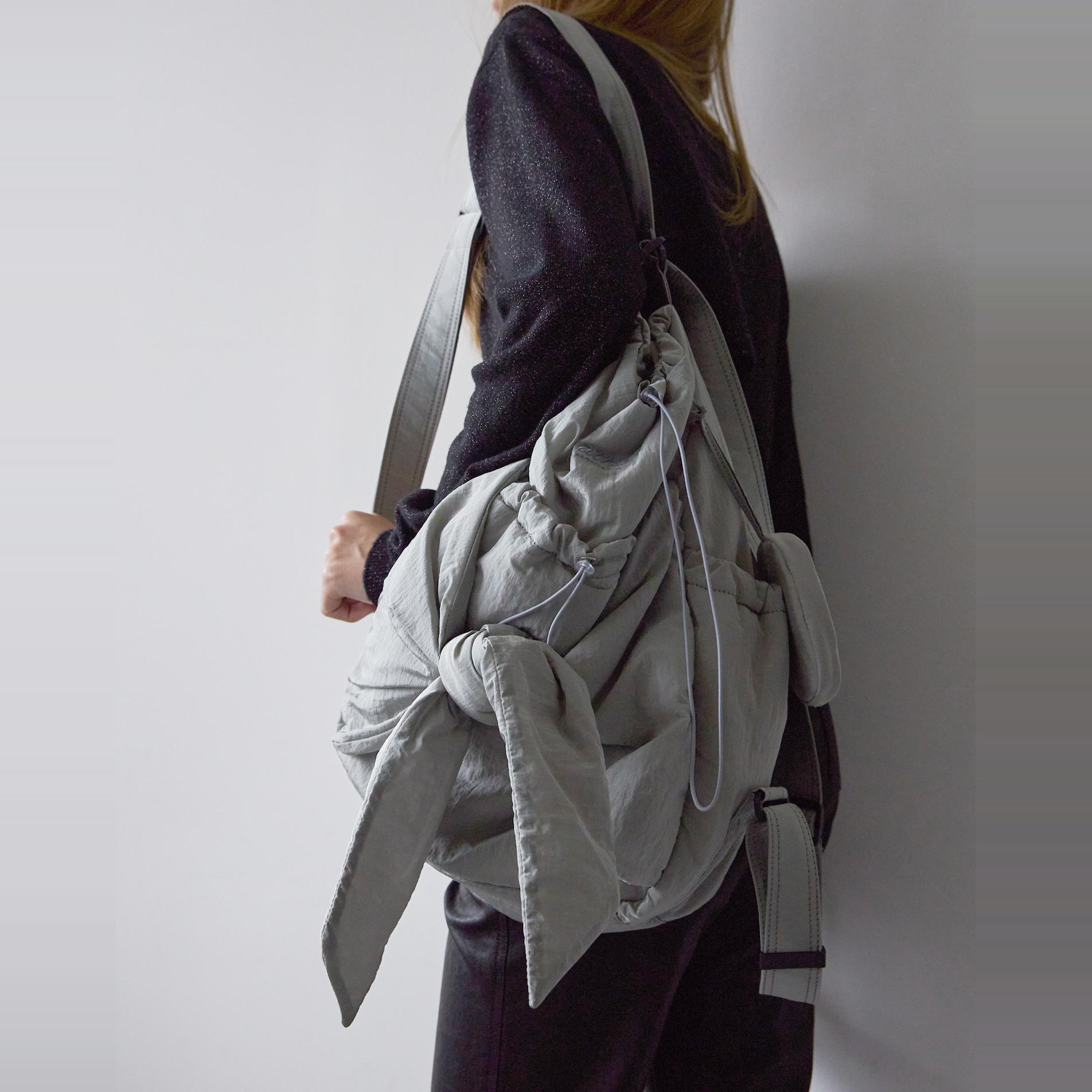 デザイナーブランドカジュアルノットタイデュアルショルダーバッグシングルショルダーバッグ双方向ユースナイロン防水春 2024 ピュアカラー