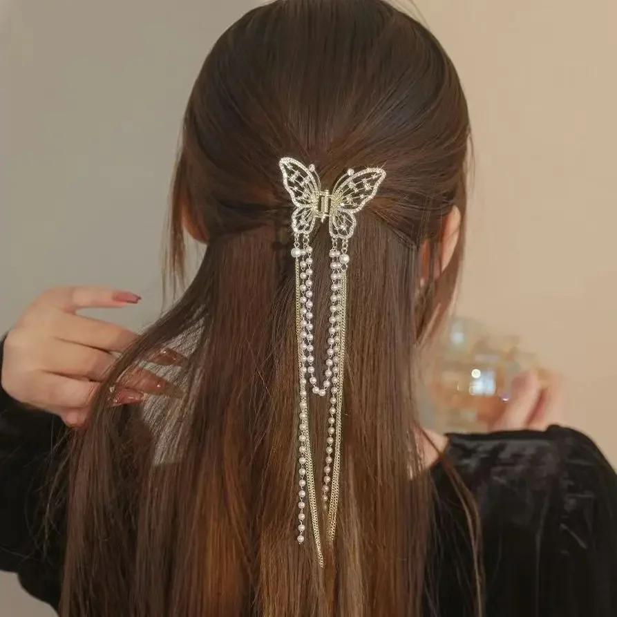 1 個のフルダイヤモンド中空蝶タッセルヘアアクセサリー、パールビーズチェーン後頭部グラブクリップ、亜鉛合金サメクリップ