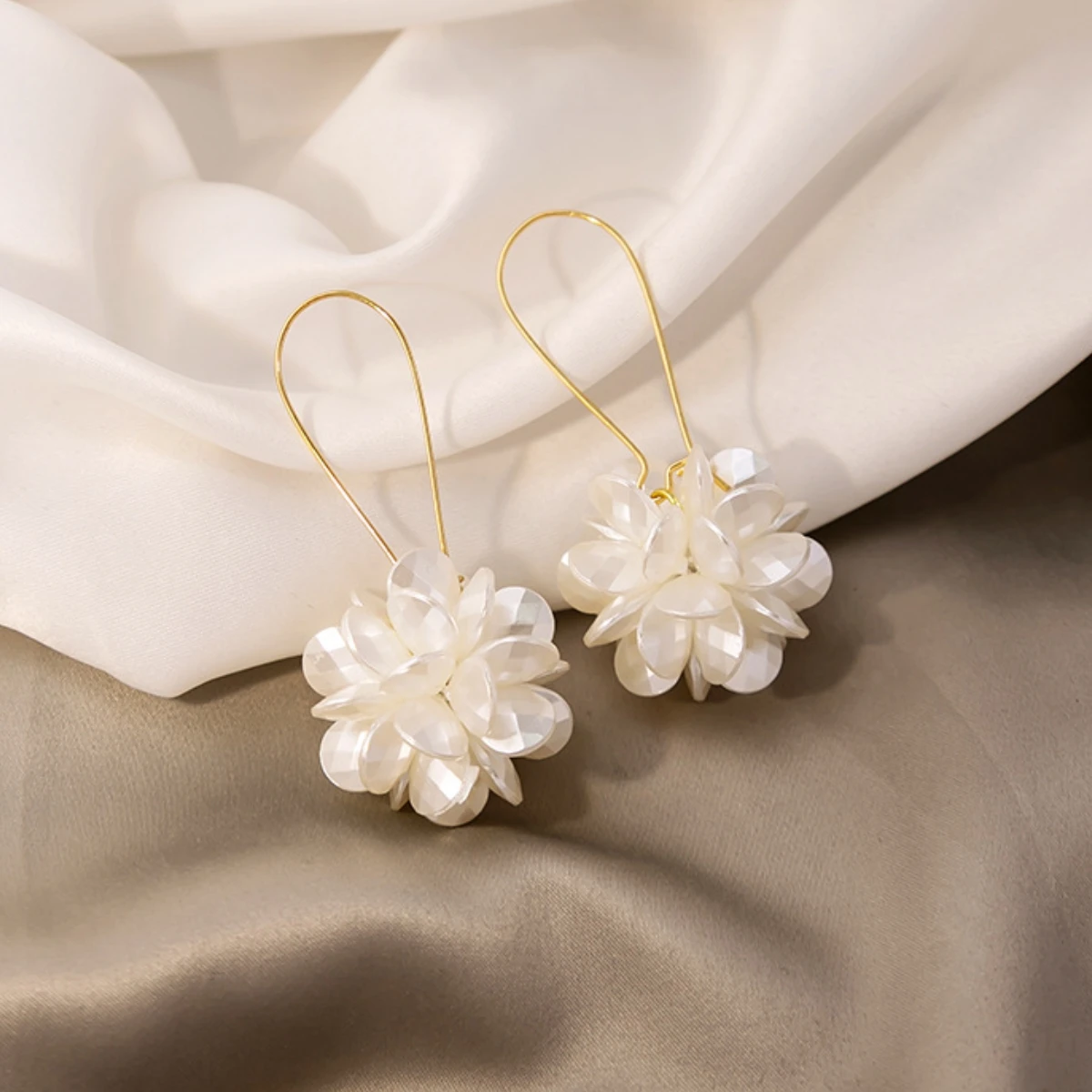 ZAKOL Orecchini pendenti con conchiglia imitazione moda coreana Orecchini pendenti con fiore in zirconi di cristallo bianco Accessori per feste per le donne