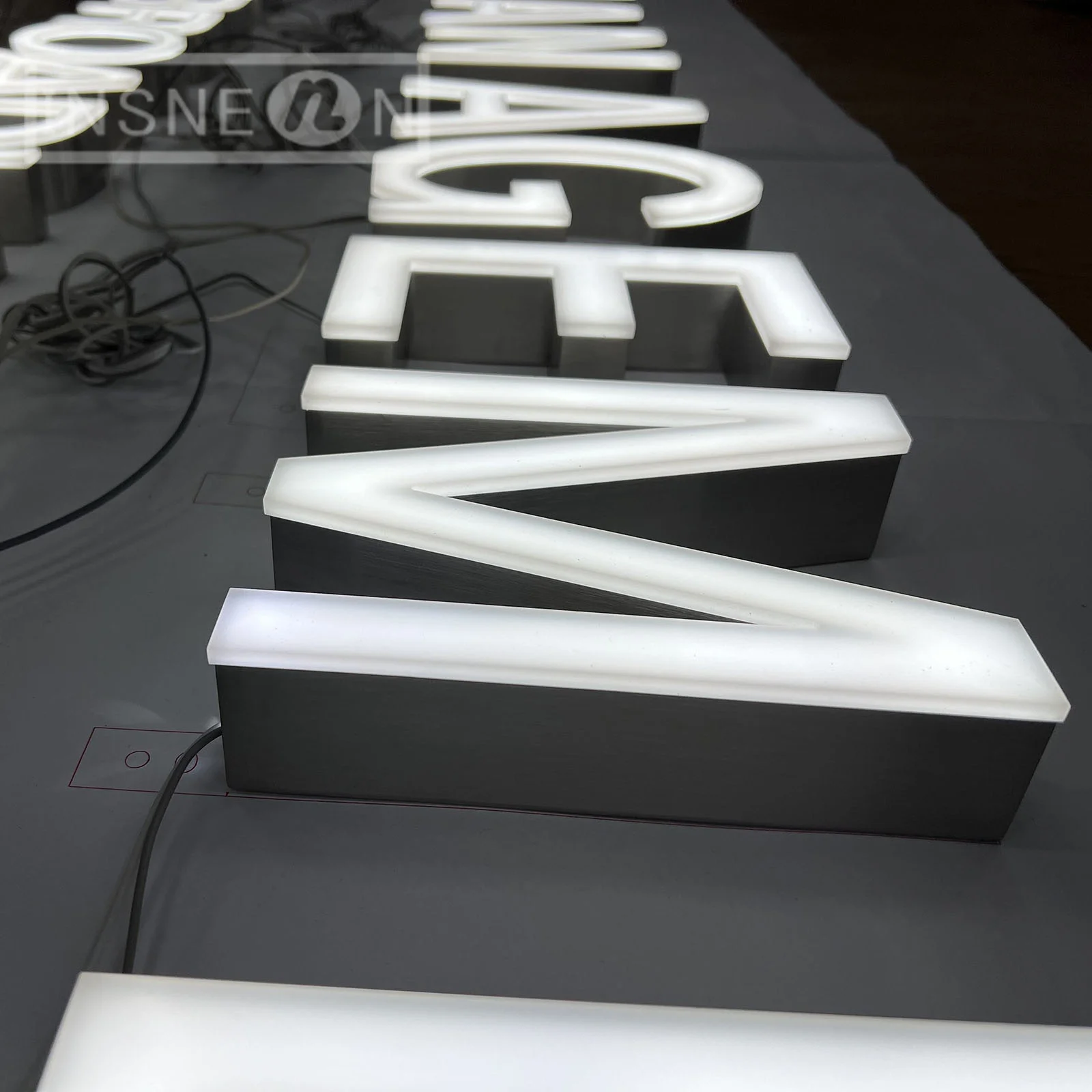 Illuminated Led Signage Frontlit ตัวอักษรอะคริลิค 3D Lighted Letter ร้านอาหารโฆษณาป้ายโลโก้ธุรกิจกลางแจ้ง