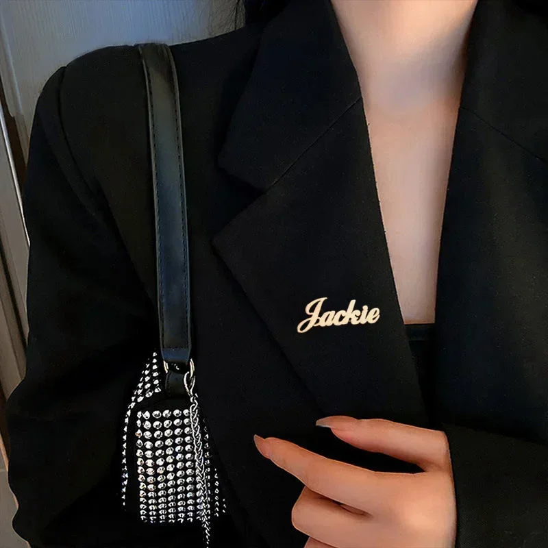 CUSTOM ชื่อเข็มกลัดสําหรับผู้หญิงผู้ชายสแตนเลสสตีลโลโก้ที่กําหนดเอง Pins ป้ายเข็มกลัดผู้หญิงเครื่องประดับงานแต่งงานของขวัญ