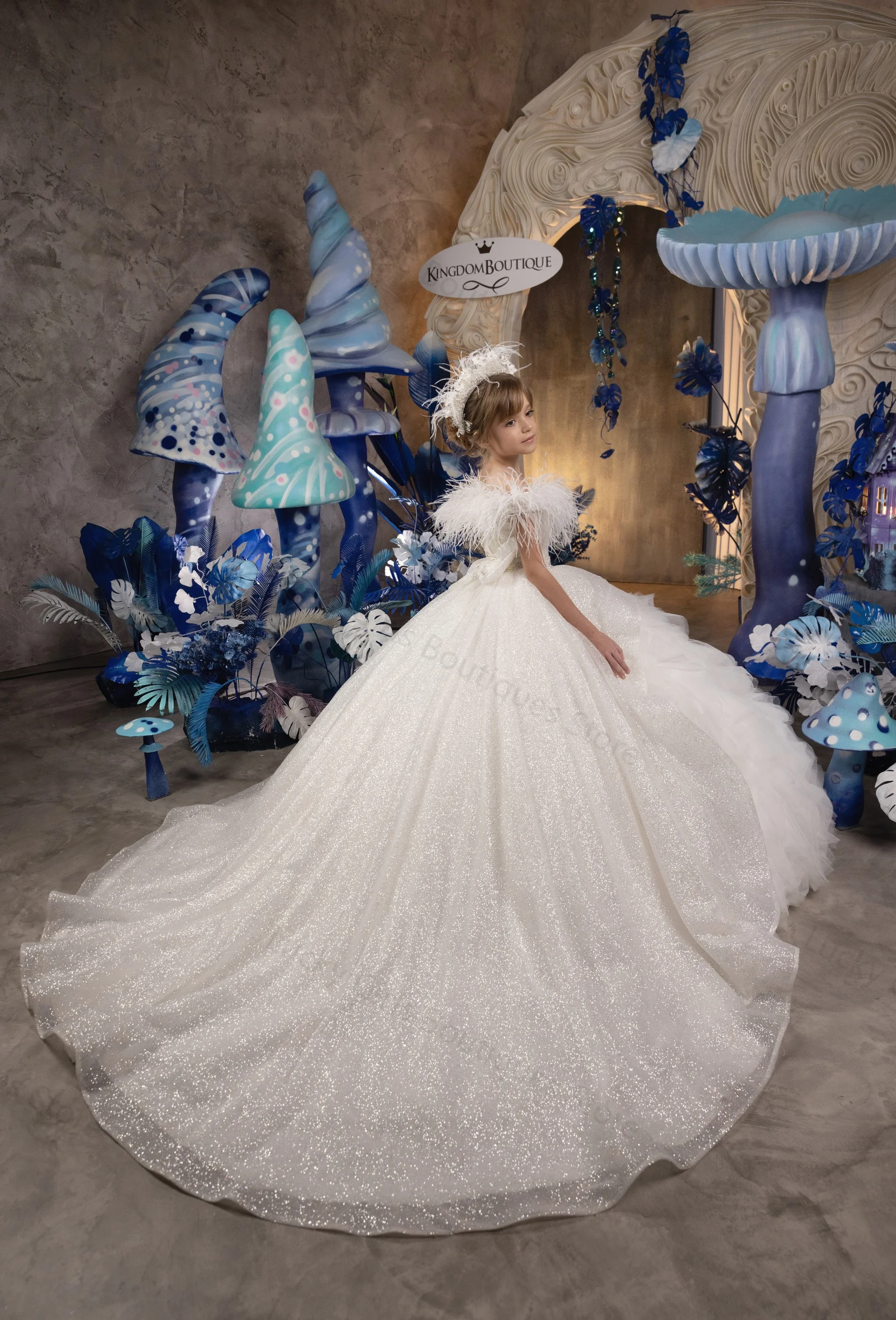 หรูหราชุดสาวดอกไม้สีขาวสําหรับงานแต่งงาน Feather Sequins ฉัตร Layered Puffy วันเกิดเด็ก First Communion Ball Gowns