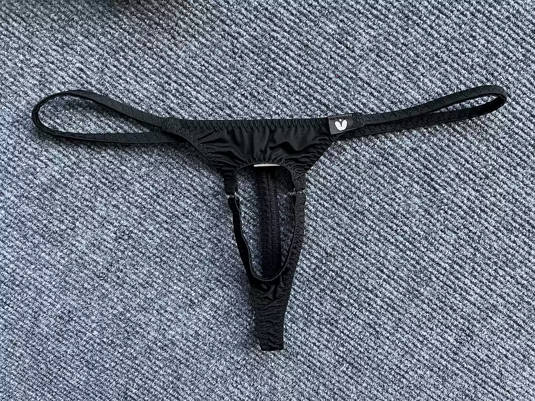 No Cover Herren-Unterwäsche, ausgehöhlte Tangas mit Eisseide, dünnes Design, reines Verlangen, niedrige Taille, sexy Herrenbett, elastische Tangas