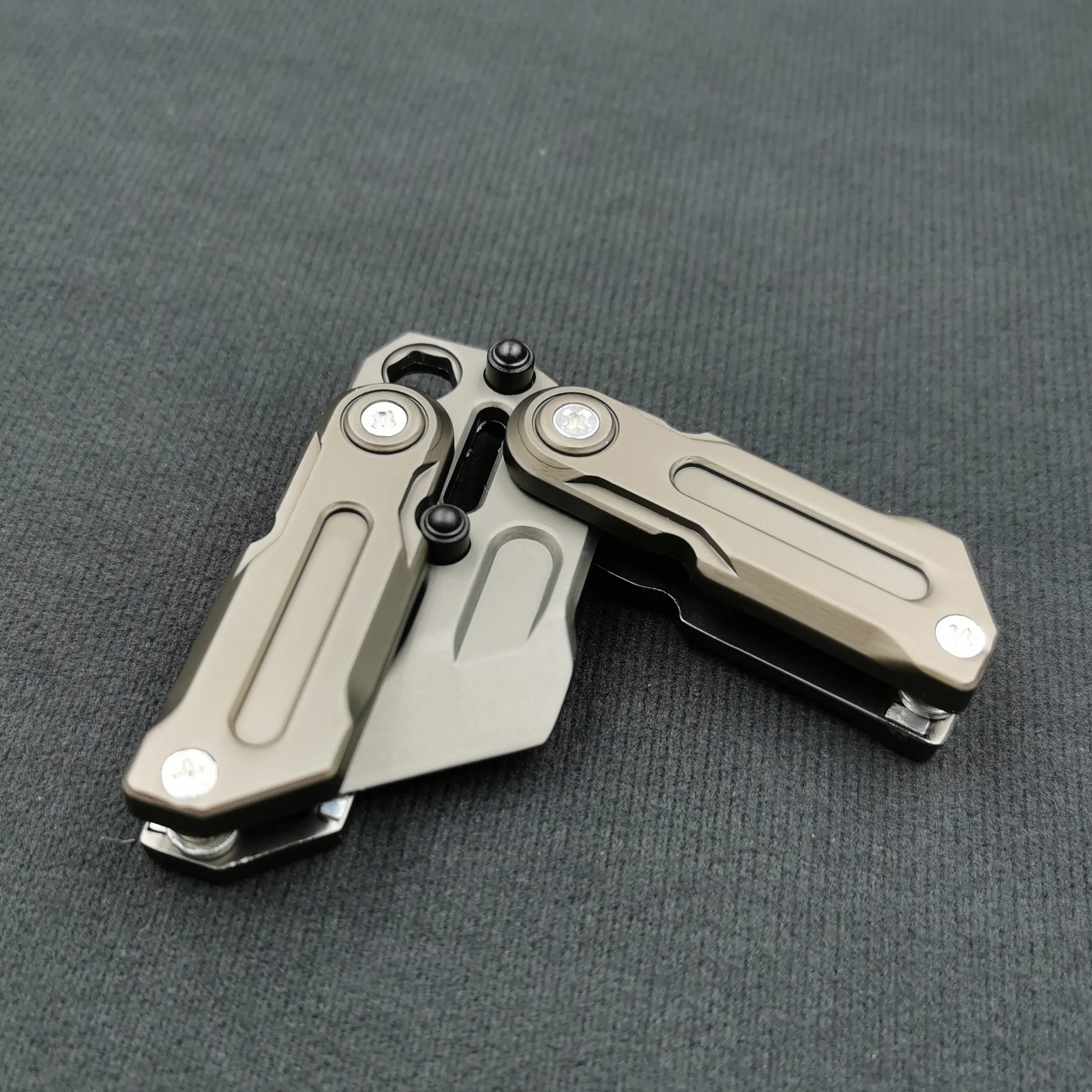 แม่เหล็ก Fidget เหรียญ EDC ผู้ใหญ่ Decompression ของเล่นความวิตกกังวลและความเครียดบรรเทา Multifunctional crowbar Fidget Slider Spinner ของขวัญ